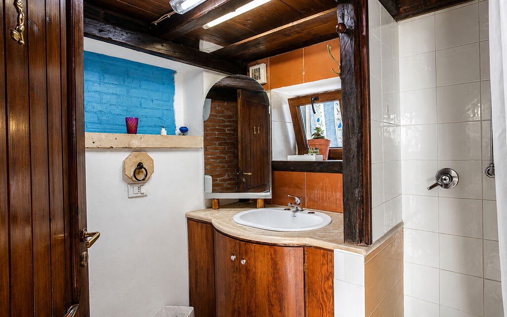 Casa Dafne: Autumn, Bathroom, Spring, Summer