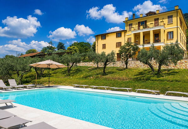 Villa Santa Chiara: Autunno, Balcone / Terrazza / Patio, Estate, Giardino, Piscina, Primavera