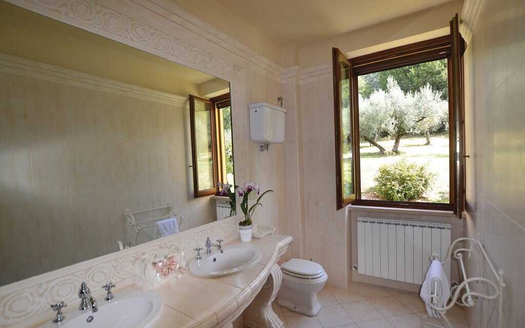 Villa Santa Chiara: Autumn, Bathroom, Spring, Summer