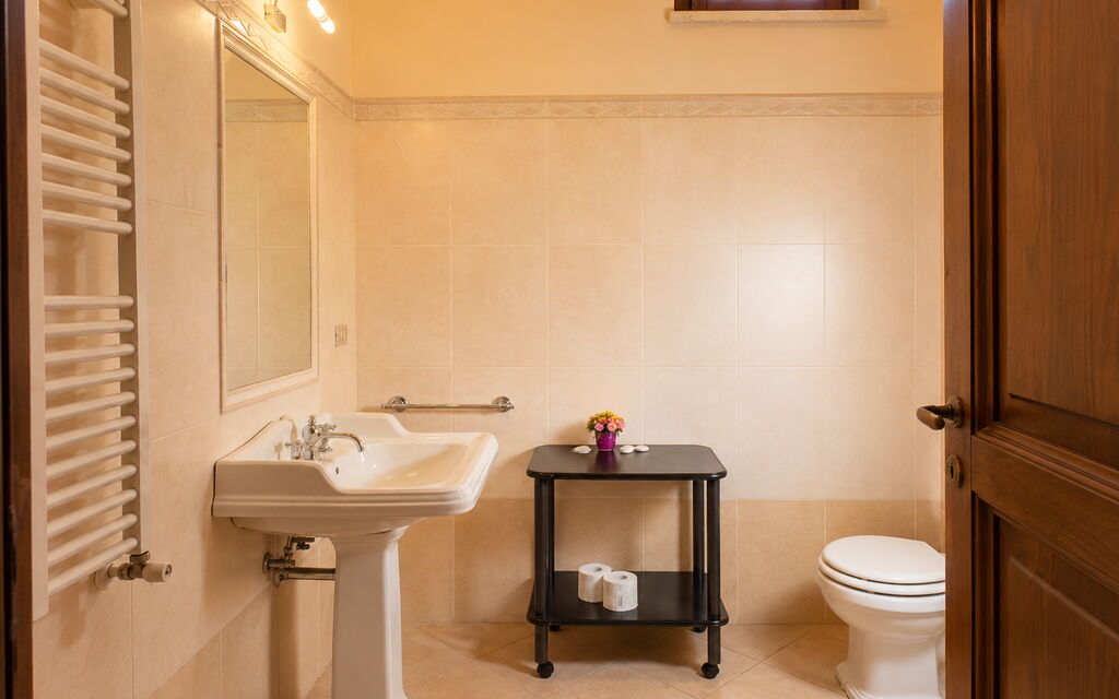 Villa Santa Chiara: Autumn, Bathroom, Spring, Summer