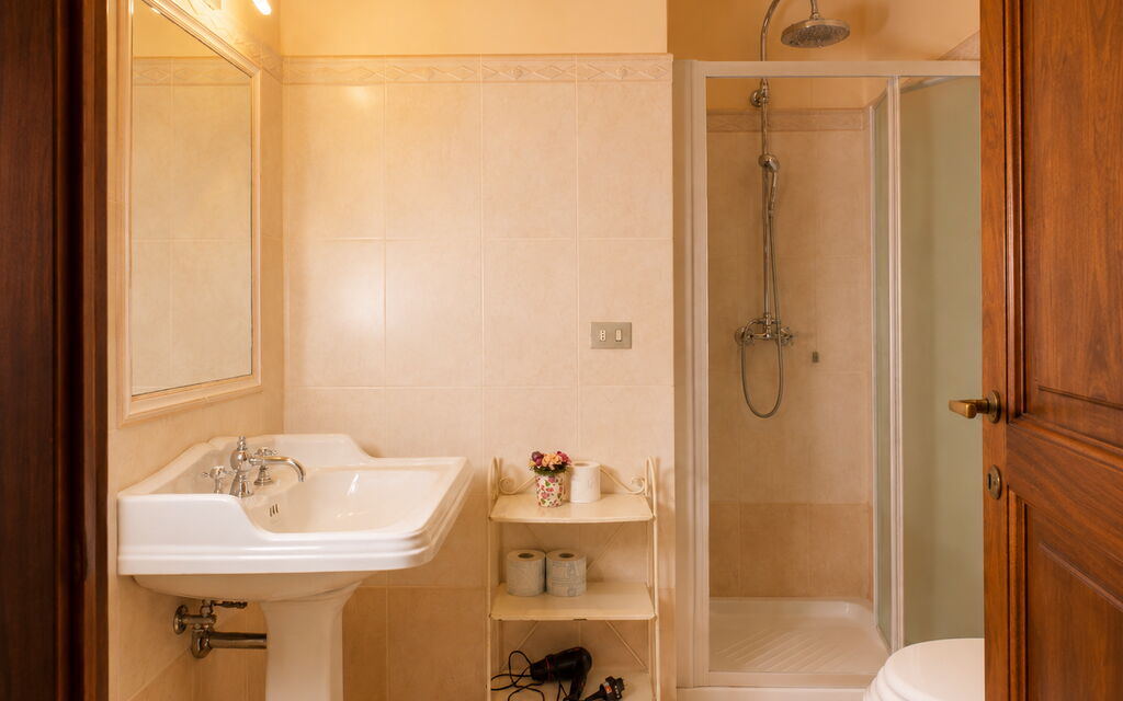 Villa Santa Chiara: Autumn, Bathroom, Spring, Summer