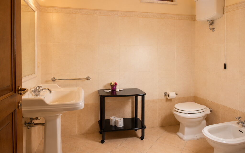 Villa Santa Chiara: Autumn, Bathroom, Spring, Summer