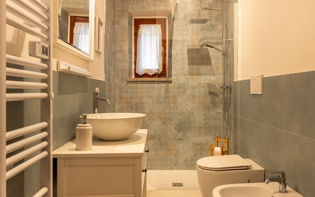 La Veduta - la Finestra su Castelfalfi: Autumn, Bathroom, Spring, Summer