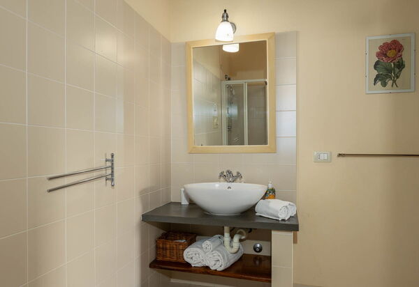 La Certaldina, Luna Apartment: Autumn, Bathroom, Spring, Summer