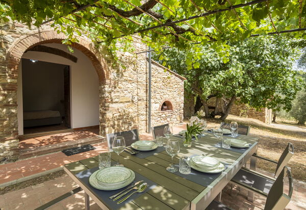 Casale le Lupe Apartments: Autunno, Estate, Giardino, Primavera