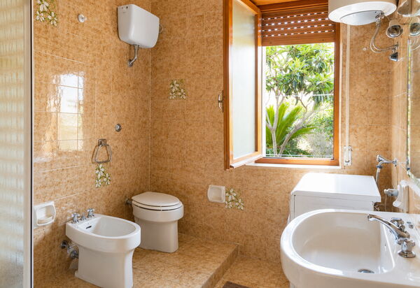 Casa Bianca, Budoni: Autumn, Bathroom, Spring, Summer