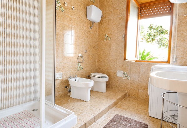 Casa Bianca, Budoni: Autumn, Bathroom, Spring, Summer