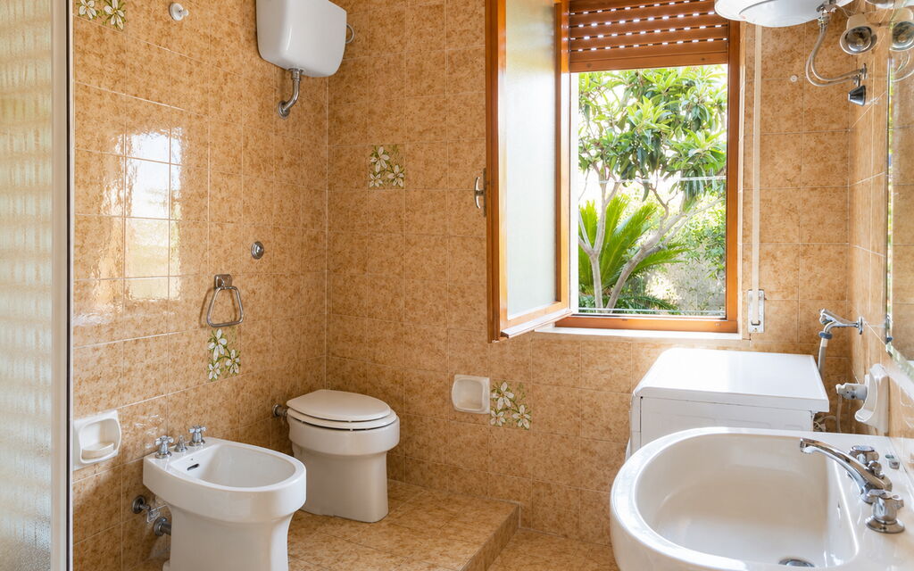Casa Bianca, Budoni: Autumn, Bathroom, Spring, Summer