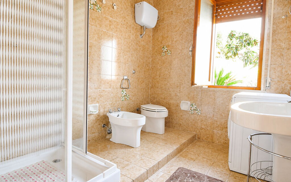 Casa Bianca, Budoni: Autumn, Bathroom, Spring, Summer
