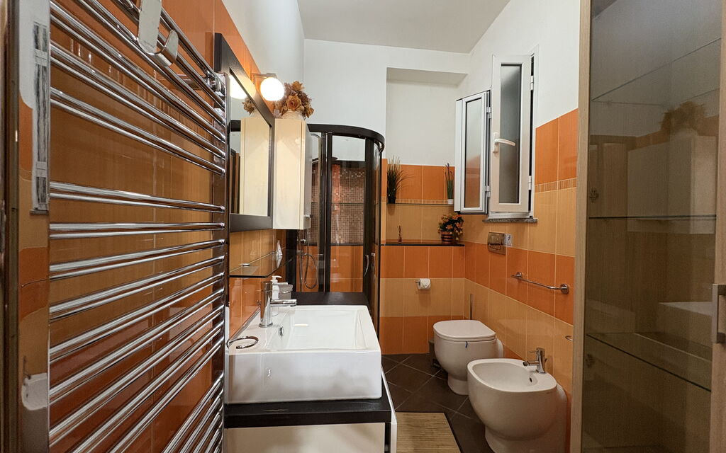 Appartamento Il Vulcano: Autumn, Bathroom, Spring, Summer