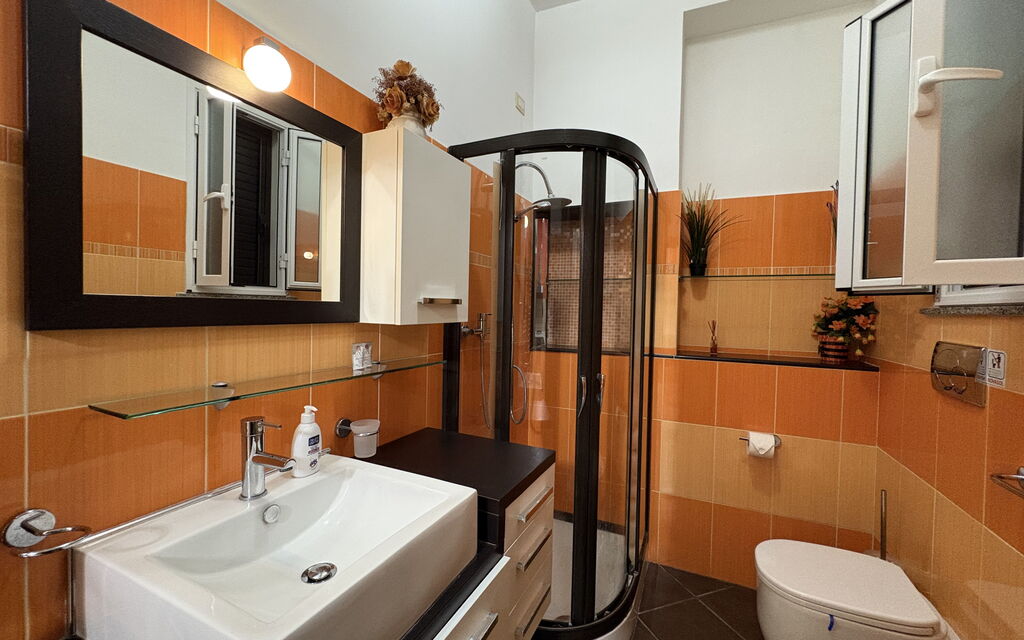Appartamento Il Vulcano: Autumn, Bathroom, Spring, Summer