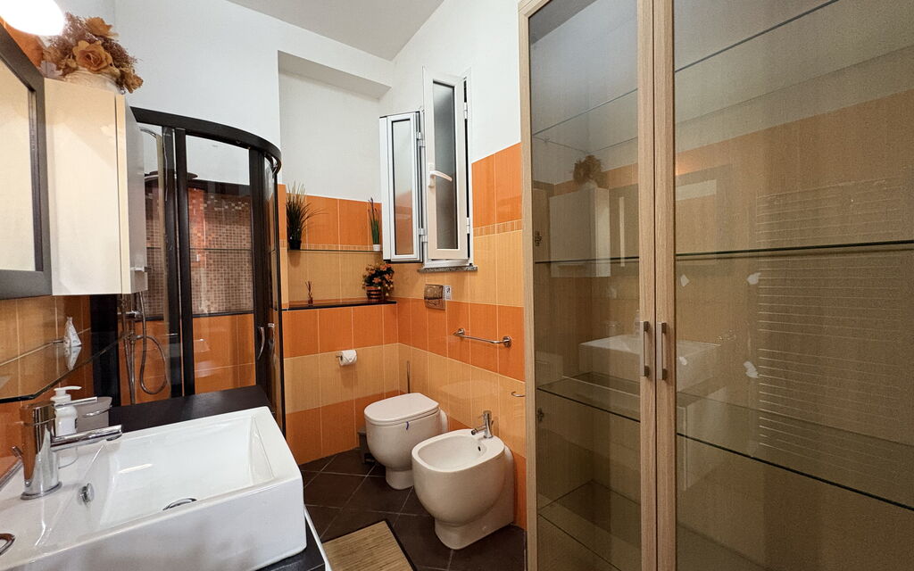 Appartamento Il Vulcano: Autumn, Bathroom, Spring, Summer
