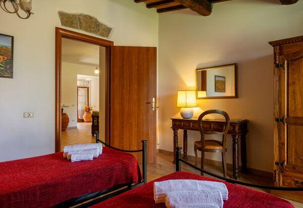 Ortale a Pitigliano with Pool: Autunno, Camera da letto, Estate, Primavera