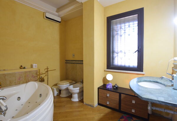 Zuccheri Canditi: Autumn, Bathroom, Spring, Summer
