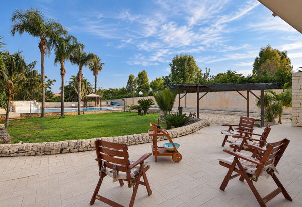 Villa le Palme, Marina di Ragusa: Autunno, Balcone / Terrazza / Patio, Estate, Giardino, Piscina, Primavera