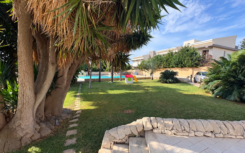 Villa le Palme, Marina di Ragusa: Autumn, Garden, Pool, Spring, Summer