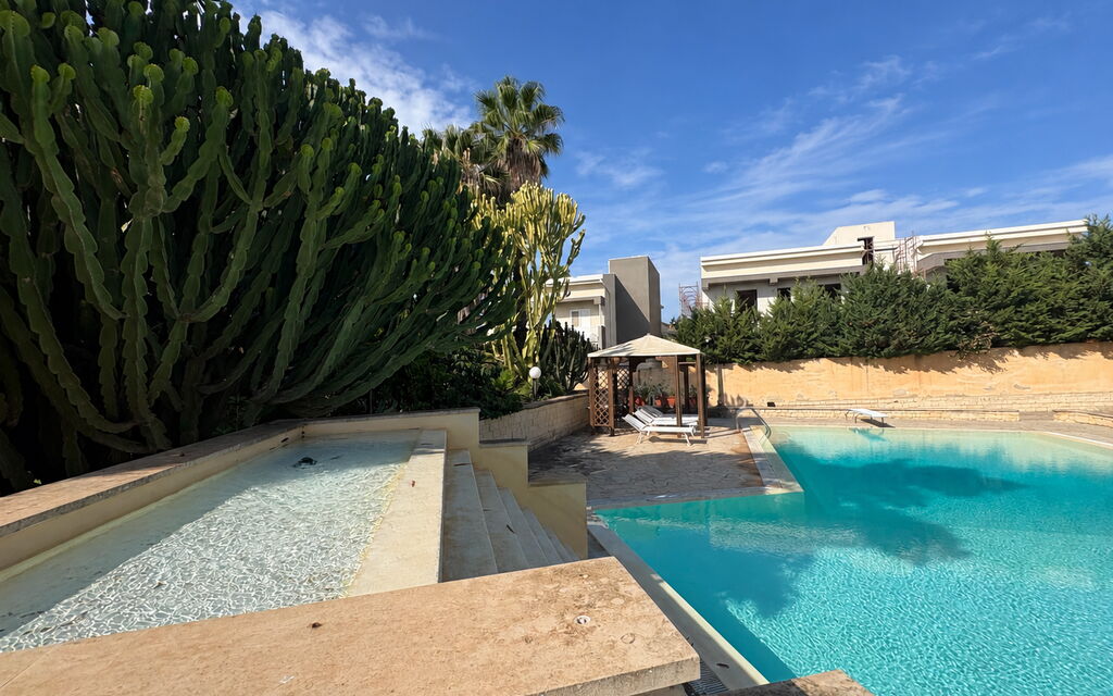 Villa le Palme, Marina di Ragusa: Autumn, Garden, Pool, Spring, Summer