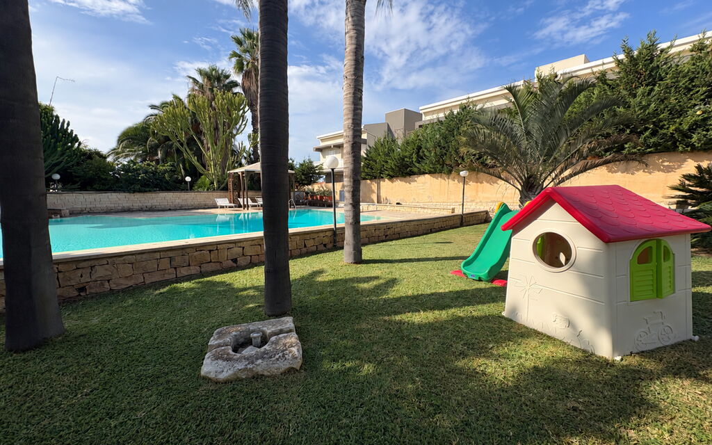 Villa le Palme, Marina di Ragusa: Autumn, Garden, Pool, Spring, Summer