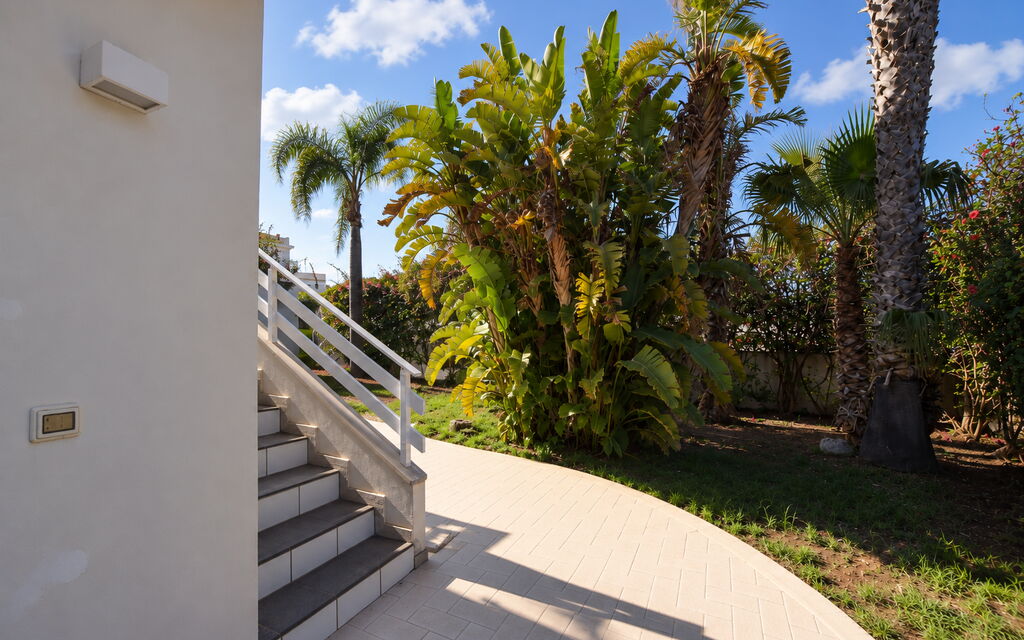 Villa le Palme, Marina di Ragusa: Autumn, Garden, Main Entrance, Spring, Summer