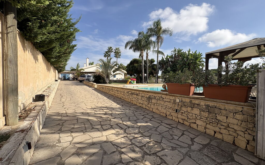 Villa le Palme, Marina di Ragusa: Autumn, Garden, Pool, Spring, Summer