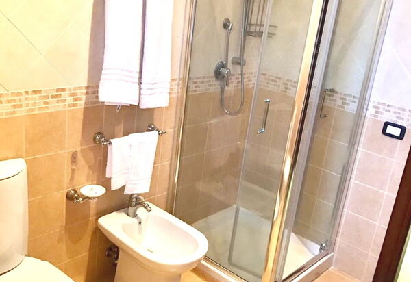 Villa Monte Serra: villa-monte-serra-trecastagni-catania-villa-bagno