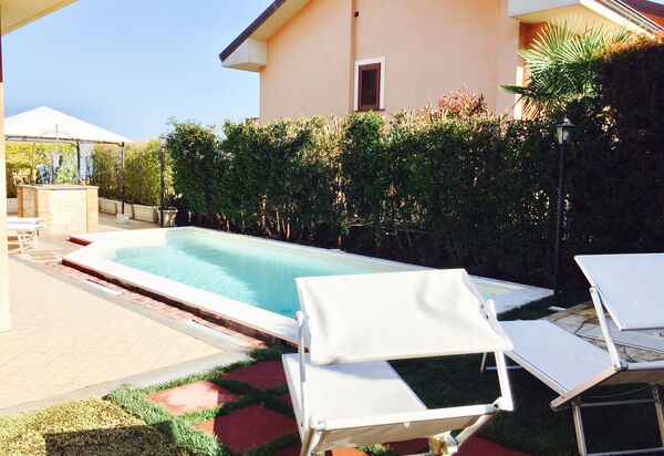 Villa Monte Serra: villa-monte-serra-trecastagni-catania-villa-piscina