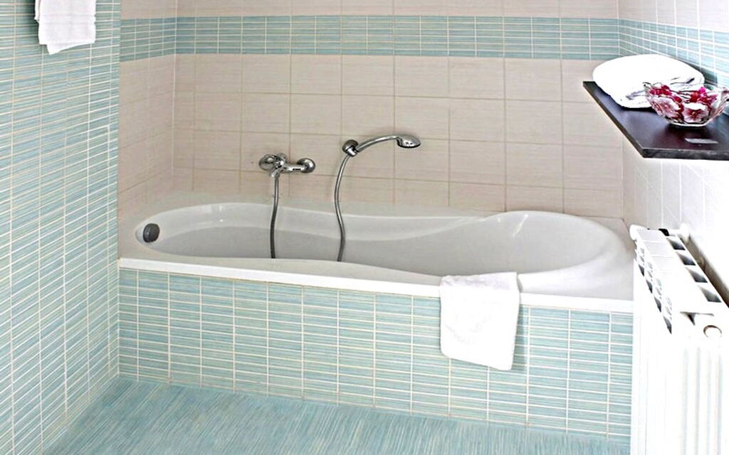 Villa Monte Serra: villa-monte-serra-trecastagni-catania-villa-bathroom