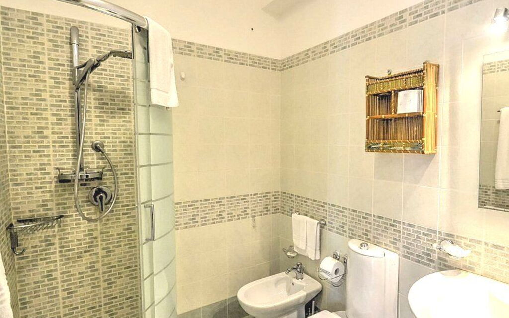 Villa Monte Serra: villa-monte-serra-trecastagni-catania-villa-bathroom