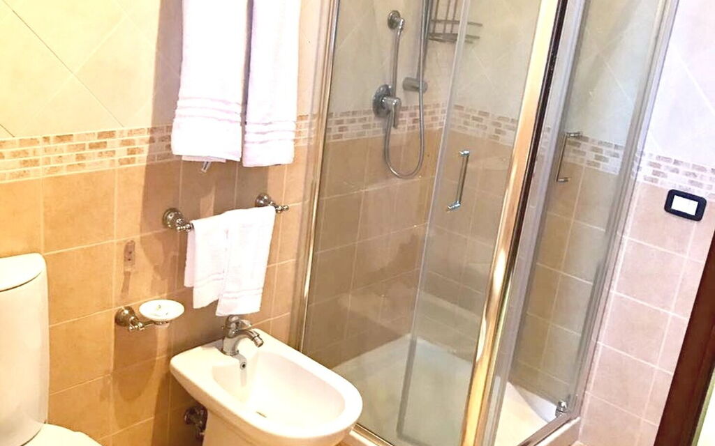 Villa Monte Serra: villa-monte-serra-trecastagni-catania-villa-bathroom