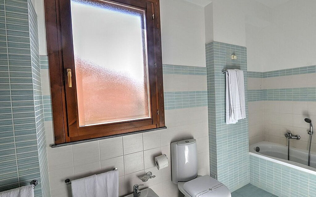 Villa Monte Serra: villa-monte-serra-trecastagni-catania-villa-bathroom