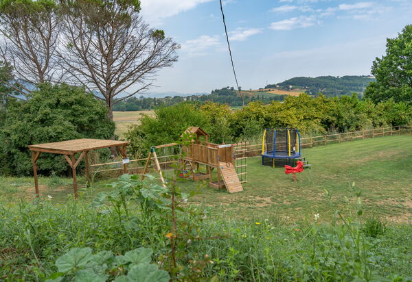 Pulciano Apartments: Autumn, Building Exterior, Spring, Summer