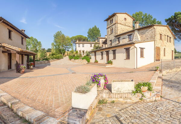 Pulciano Apartments: Autumn, Building Exterior, Spring, Summer