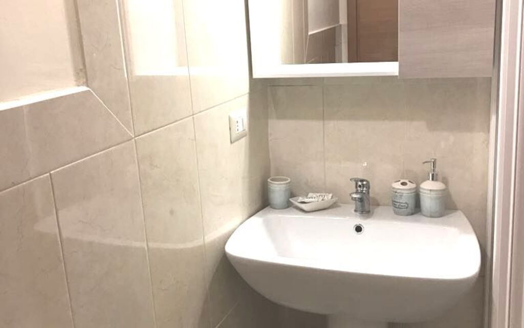 Villa Dei Saponi: villa-dei-saponi-trecastagni-catania-villa-bathroom