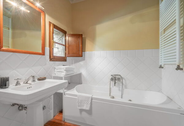 Casa Dell'ambasciatore: Autumn, Bathroom, Spring, Summer