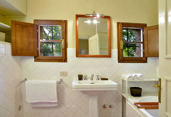 Casa Dell'ambasciatore: Autumn, Bathroom, Spring, Summer