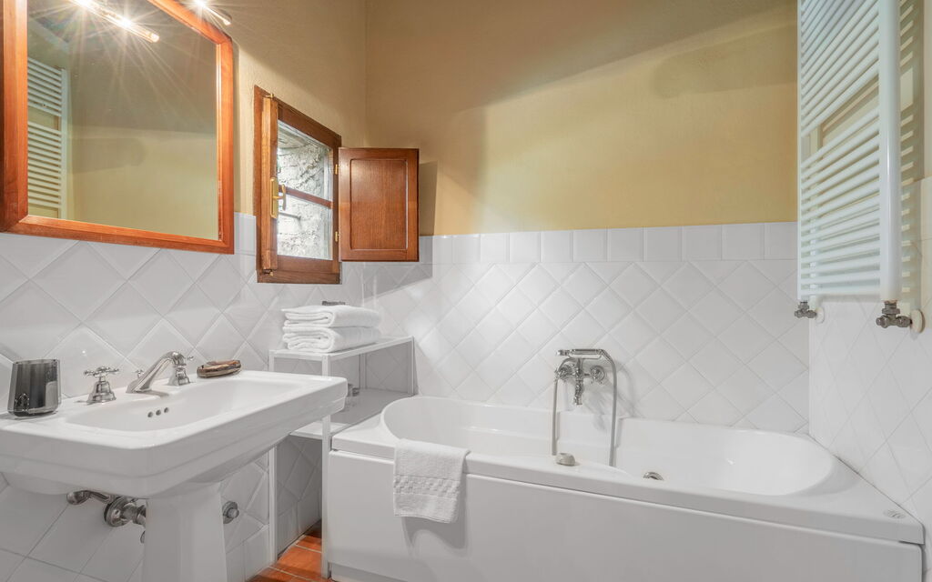 Casa Dell'ambasciatore: Autumn, Bathroom, Spring, Summer