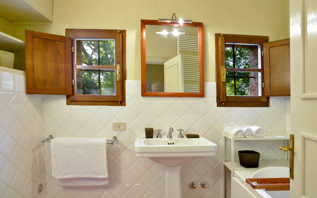 Casa Dell'ambasciatore: Autumn, Bathroom, Spring, Summer