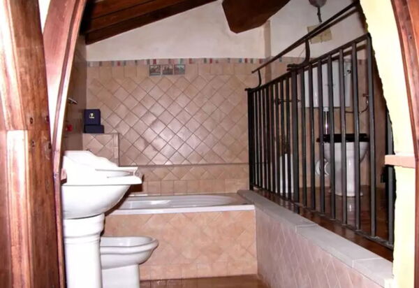 Monastery Guest House: monastery-guest-house-citta-di-castello-villa-bathroom