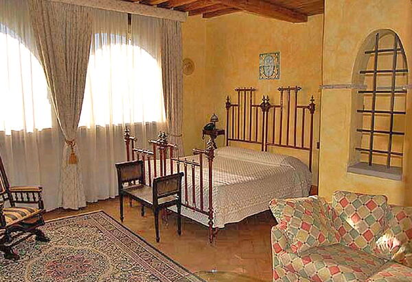 Monastery Guest House: monastery-guest-house-citta-di-castello-villa-eolo-bedroom