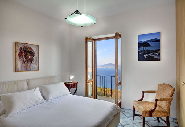 Stony Villa Volcano View: stony-villa-volcano-view-sant-agata-sui-due-golfi-villa-camera-da-letto