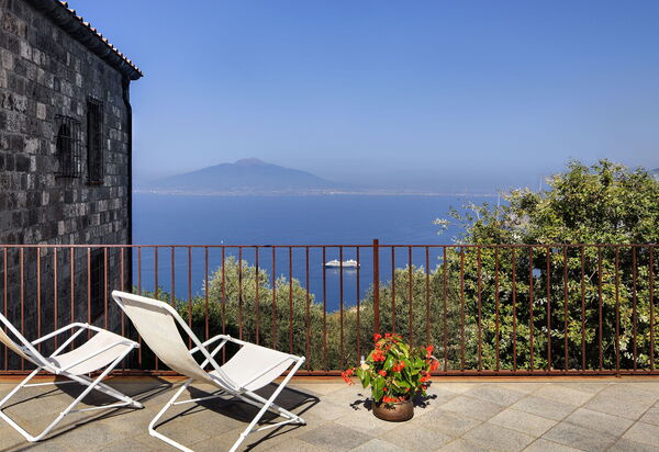 Stony Villa Volcano View: stony-villa-volcano-view-sant-agata-sui-due-golfi-villa-terrazza