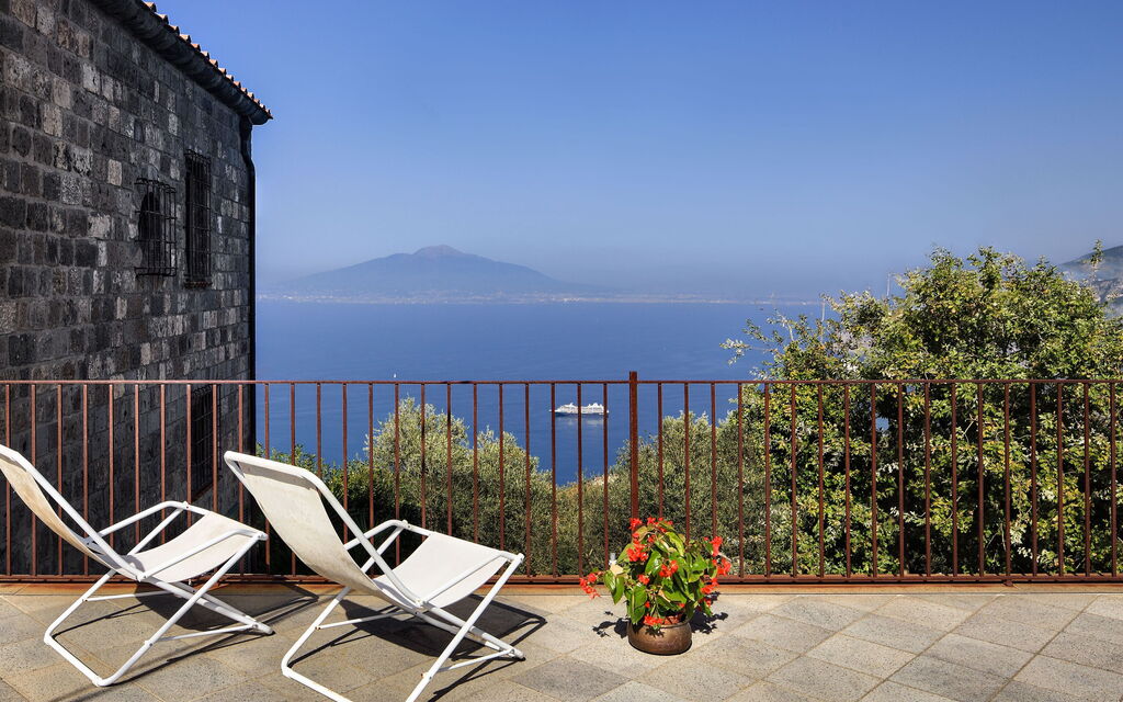 Stony Villa Volcano View: stony-villa-volcano-view-sant-agata-sui-due-golfi-villa-terrazza