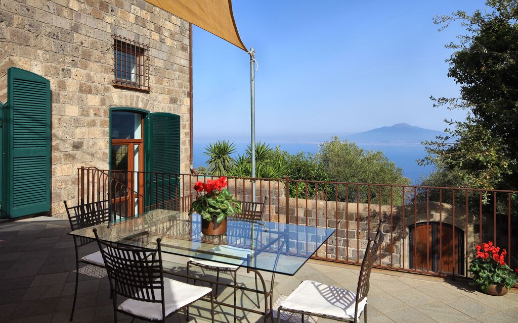 Stony Villa Volcano View: stony-villa-volcano-view-sant-agata-sui-due-golfi-villa-terrazza