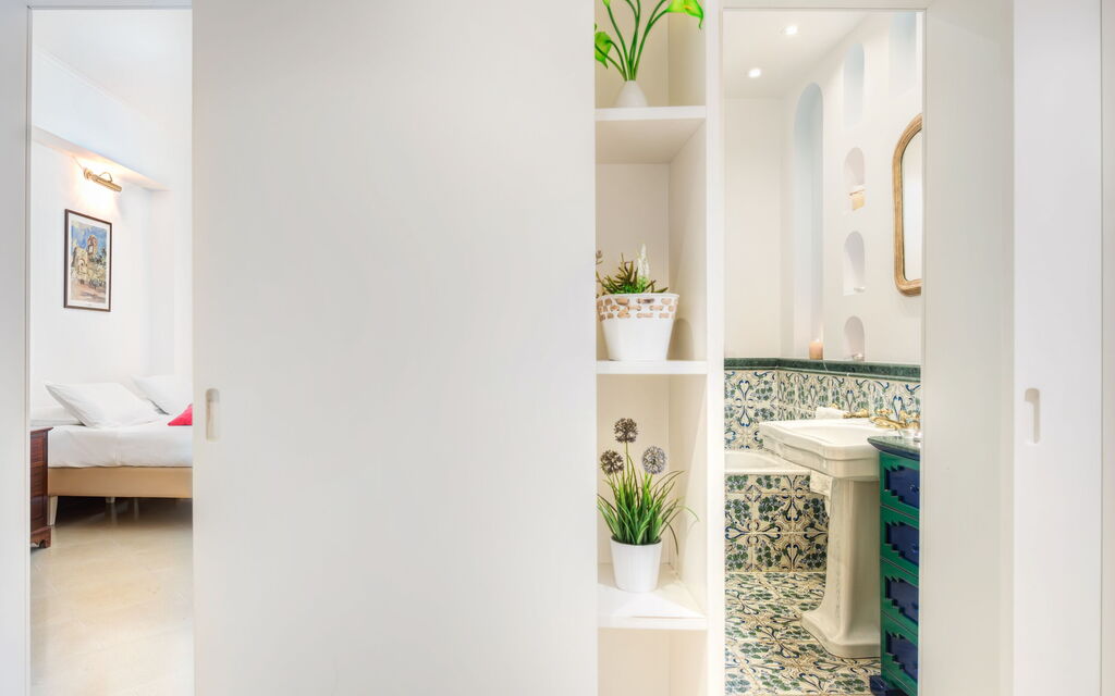 Woody Home Sea View: woody-home-sea-view-sorrento-apartment-bathroom