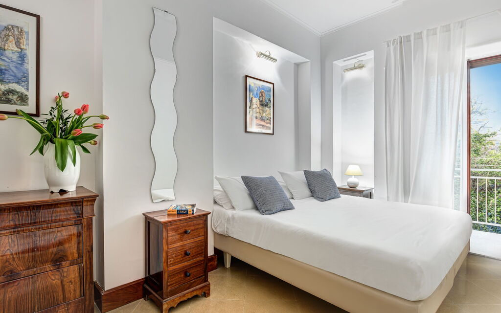 Woody Home Sea View: woody-home-sea-view-sorrento-apartment-bedroom