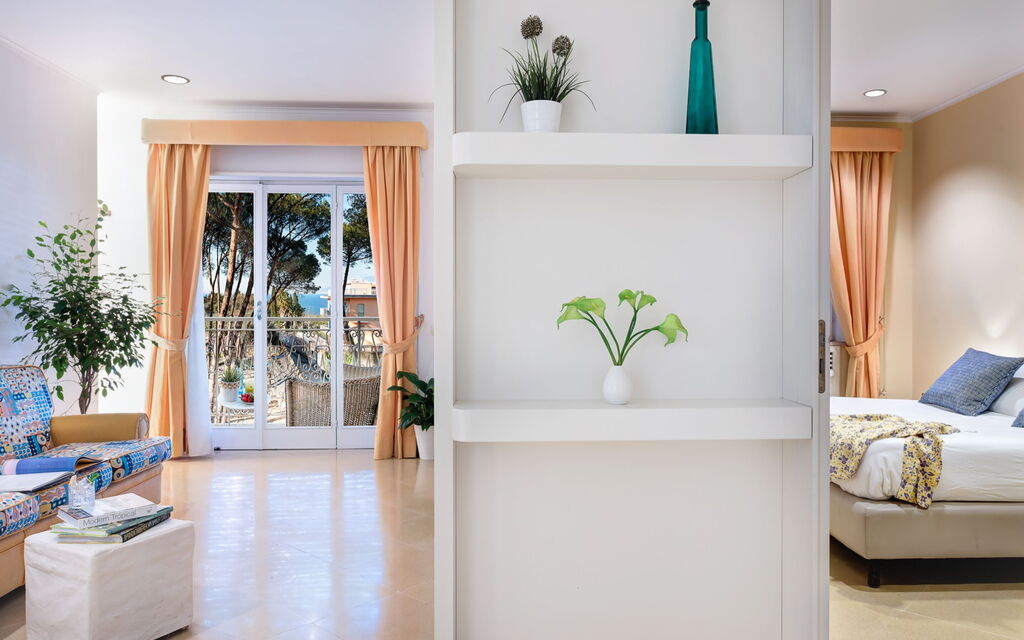 Woody Home Sea View: woody-home-sea-view-sorrento-apartment-living-room