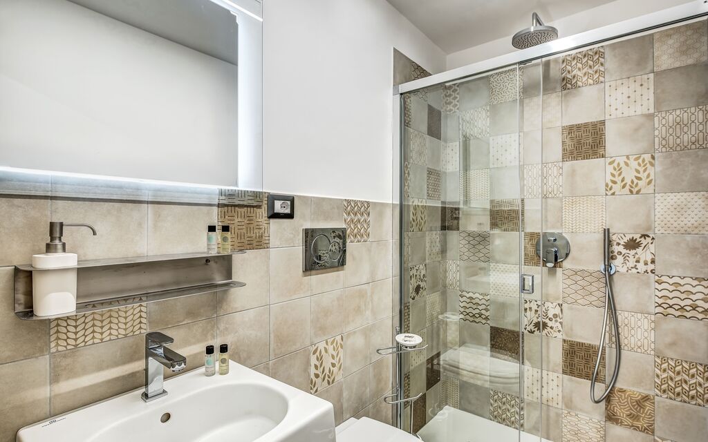 Loft In Sorrento: loft-in-sorrento-apartment-bathroom