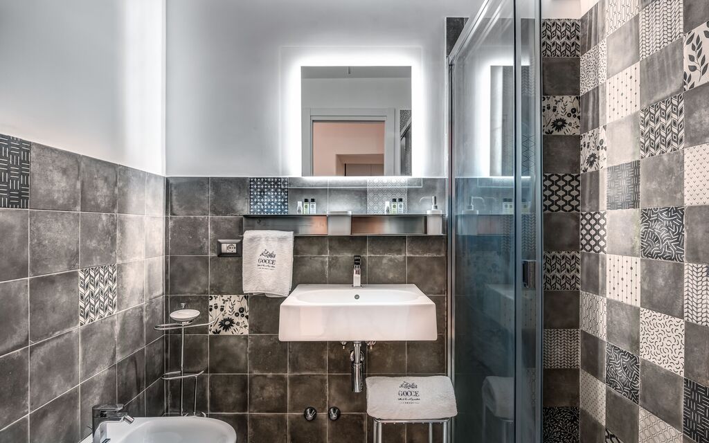 Loft In Sorrento: loft-in-sorrento-apartment-bathroom