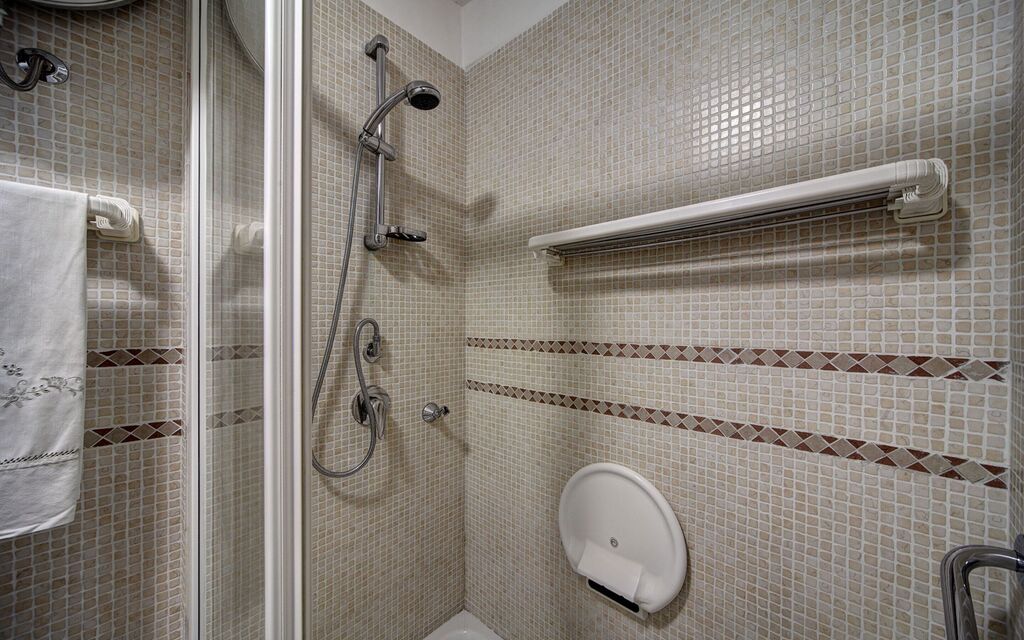 49 Little House: 49-little-house-sorrento-apartament-bathroom