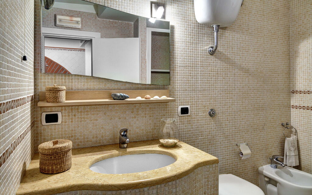 49 Little House: 49-little-house-sorrento-apartament-bathroom